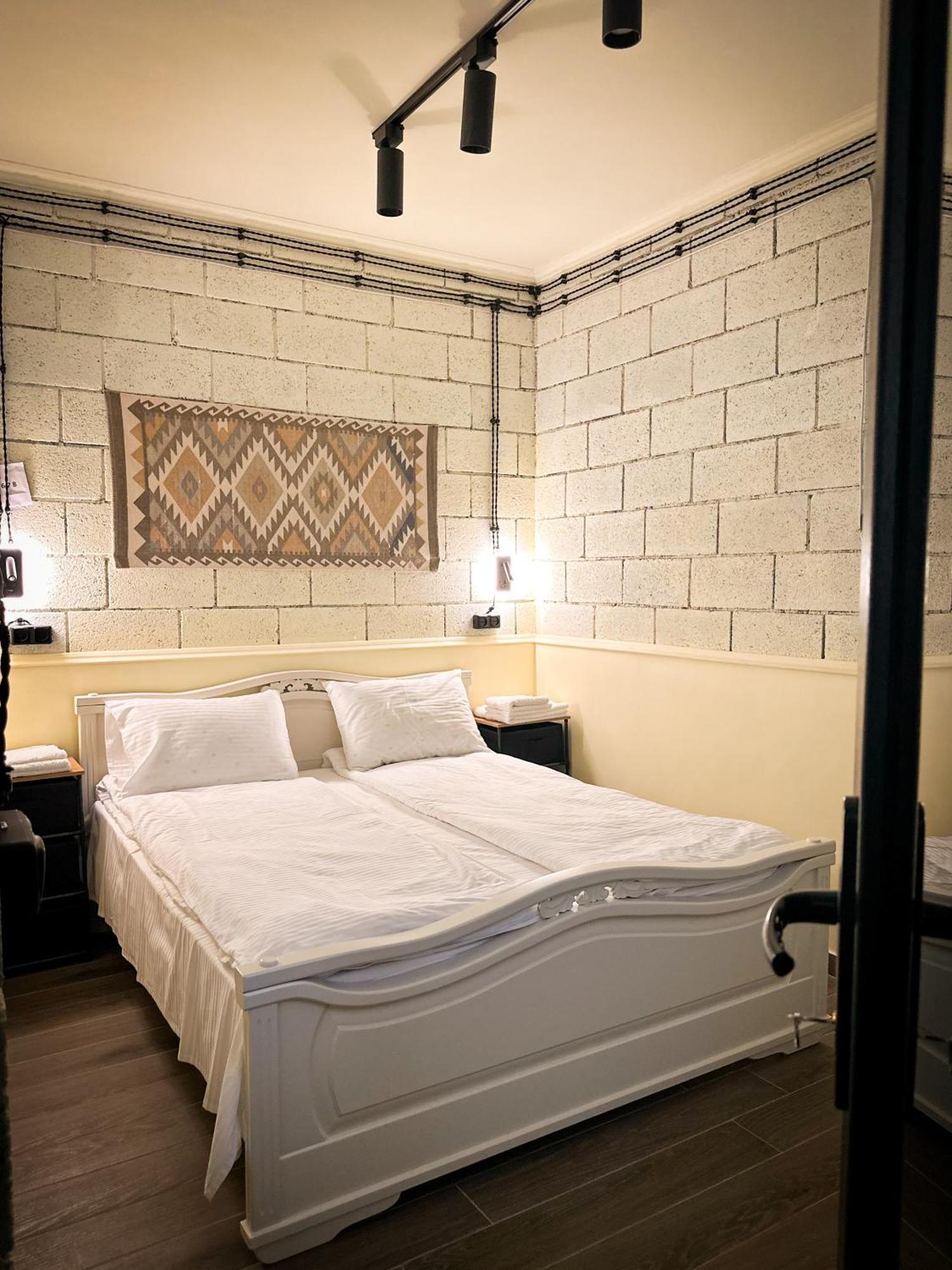 Tiroents Hotel Ґюмрі Екстер'єр фото
